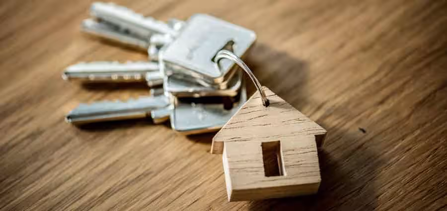 Familia sentada en el sofá con una laptop